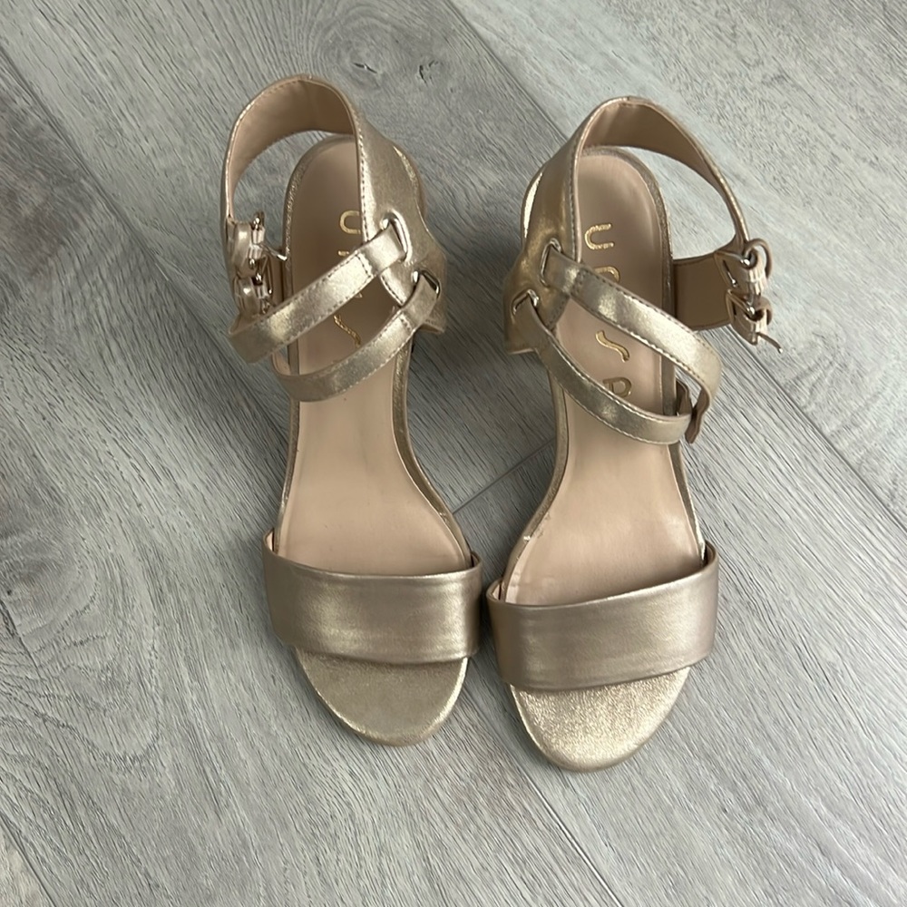 Gold heels, good condition